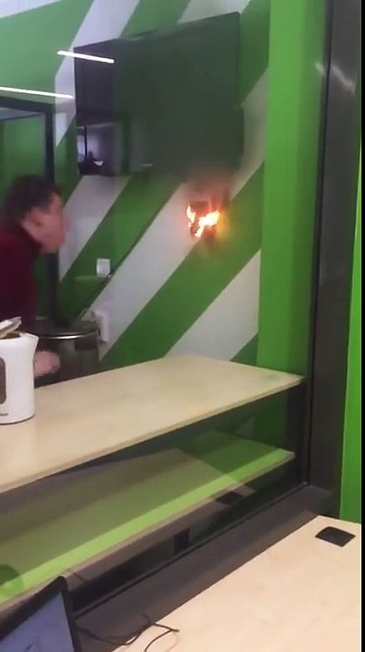 Il éteint un feu en soufflant dessus