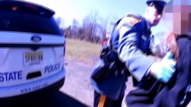 Etats-Unis : Un policier fait une fouille rectale à un suspect en pleine rue (Vidéo)