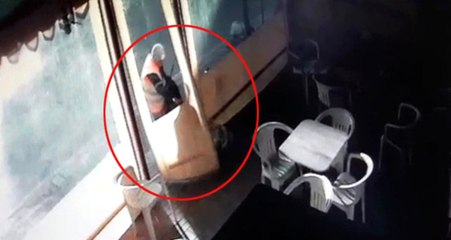 Çöpçünün İntikamı! Kapıdaki Çöpleri Dükkanın İçine Attı