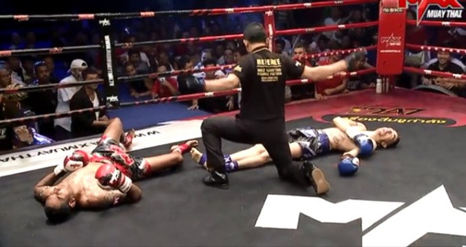 Muay-Thai Maçında İki Sporcu da Aynı Anda Yere Yığıldı