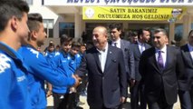 Çavuşoğlu mezun olduğu ilkokulu ziyaret etti