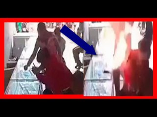 الموبايل فرقع في وش صاحبه لما حاول يشيل البطاريه