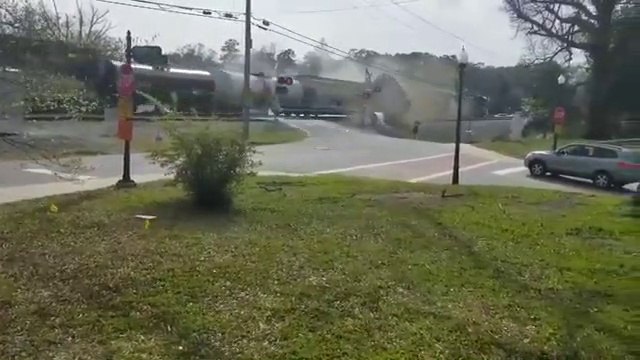 Un camion se retrouve coincé sur une voie ferrée au moment du passage d'un train