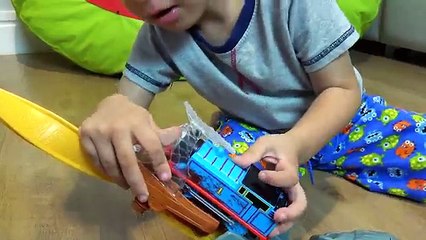 Crianças Brincando Pista Pirata do THOMAS c/ PATRULHA CANINA - Kids Playing Thomas Train Paw Patrol