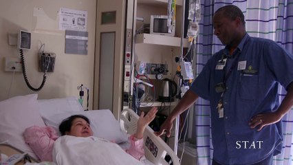 O seu trabalho é levar os pacientes para o quarto... Mas o que as câmaras filmaram... Está a dar a volta ao Mundo!
