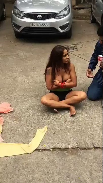 Omg! Sri reddy ने उतारे सरे आम सड़क पर कपड़े
