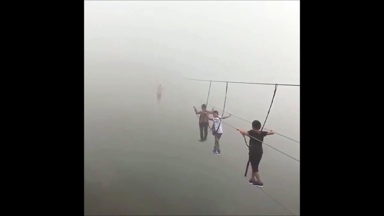 Traverser un pont suspendu perdu dans la brume... Impressionnant