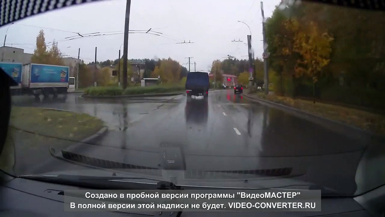 Elle réussi à éviter le camion mais pas la voiture... Oups