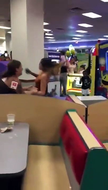 Tu manges tranquillement ton burger quand soudain…