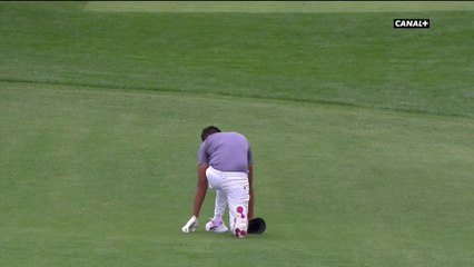 Tony Finau fait un trou en un... et se déboîte la cheville !