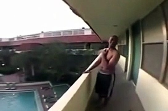 Il plonge du 3eme étage dans la piscine et passe tout près du drame