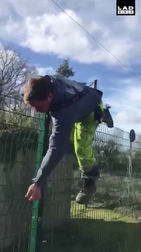 Il se retrouve coincé en haut de la grille et son pote ne l'aide même pas...