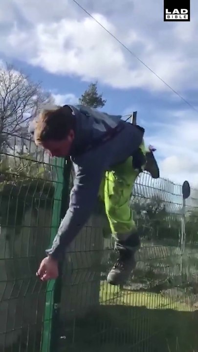 Il se retrouve coincé en haut de la grille et son pote ne l'aide même pas...