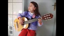 An adorable little girl singing in Portuguese.   / Una ninia adorable cantando en Portugues