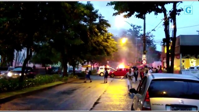 Veículo pega fogo em Jardim Camburi