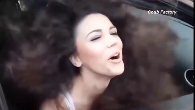 A girl loses her eardrums due to loud.. no no no SUPER LOUD music / Una chica pierde sus timpanos de los oidos debido a musica alta... no no no SUPER ALTA.