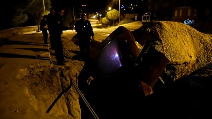 Tokat’ta virajı alamayan otomobil kanala düştü