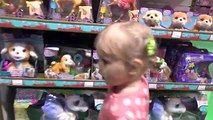 Алиса покупает игрушки в магазине Хамлис Alice buys toys at the store Hamleys