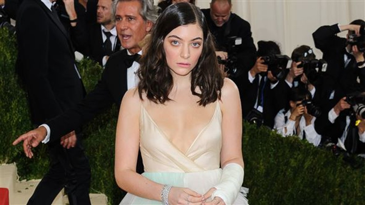 Fettwanne statt fettnäpfchen: lorde entschuldigt sich für whitney-houston-post