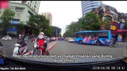 Thản nhiên đi ngược chiều, nữ "ninja" bị tài xế ô tô ép đi lùi khiến CĐM hả hê