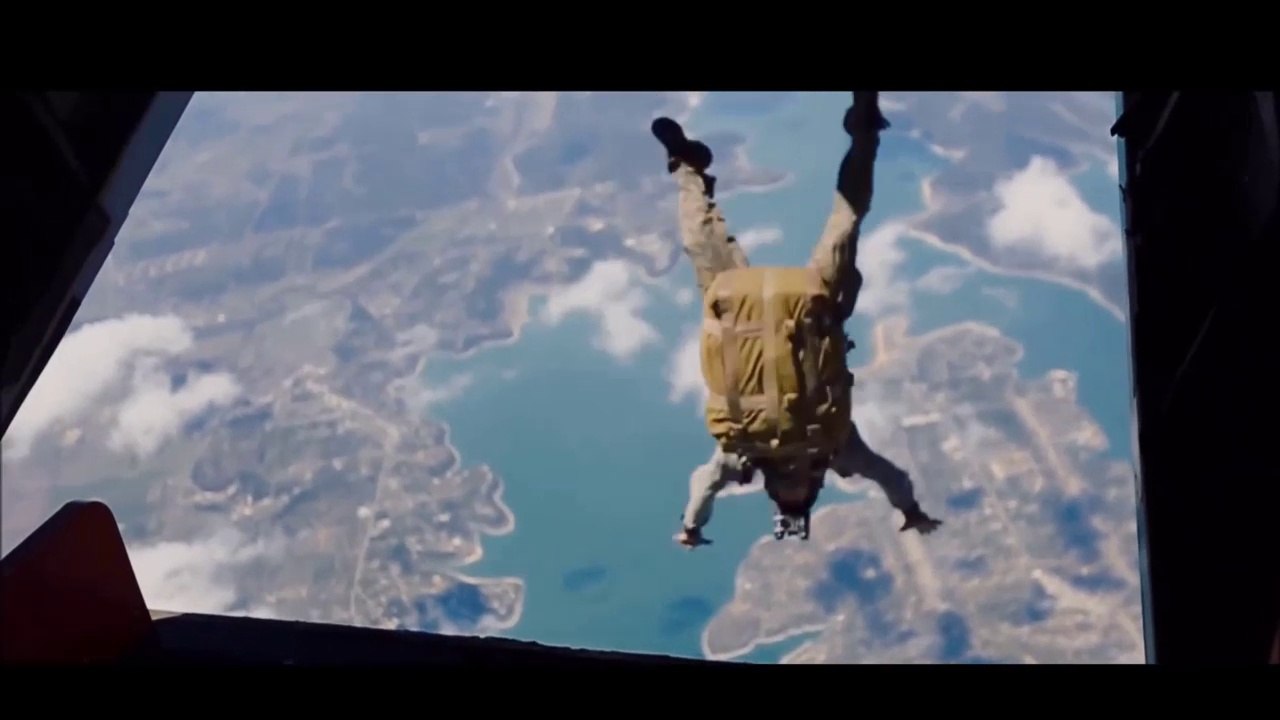 Reconnaissance Marines Conduct Military Freefall