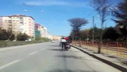 Motosikletli ile patenlinin tehlikeli yolculuğu