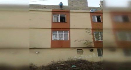 Yürekleri Ağza Getiren Olay! Anahtarını Unutan Ev Sahibi Çocuğu İple Damdan Sarkıttı