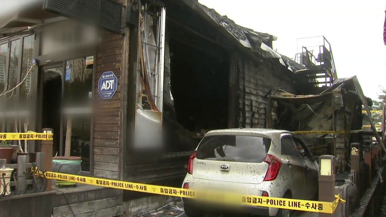 [주말 사건사고] 상가 주택 화재로 일가족 4명 사상 / YTN