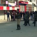 اعتراض کنندگان سه شنبۀ گذشته در منطقۀ سرینگر واقع در کشمیر تحت ادارۀ هند، با پرتاب سنگ، بر قوای امنیتی آن کشور حمله ور شدند. قوای امنیتی با شلیک گلوله و پخش گاز