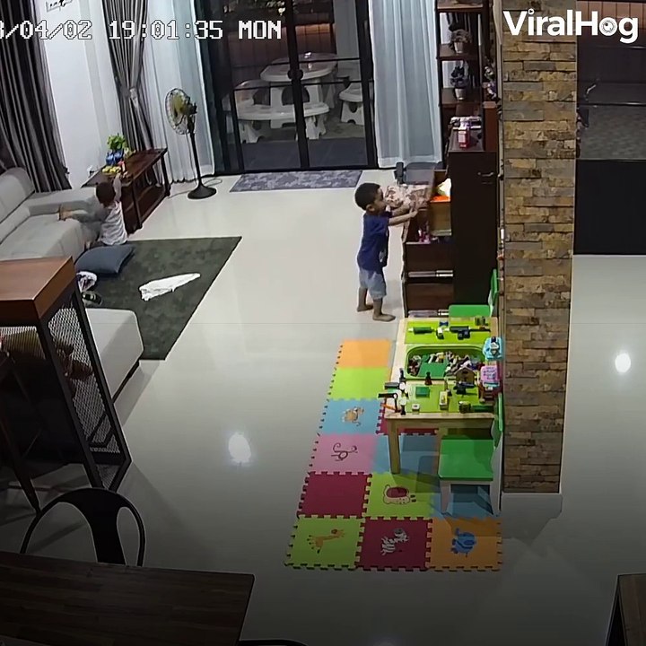 Ce gamin a échappé au pire, presque écrasé par une armoire