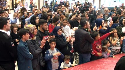 Ünlü sanatçı bir ilki gerçekleştirdi, AVM’de klip çekti