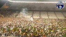 Torcida do Corinthians Invade campo da Arena após treino Antes do Clássico vej