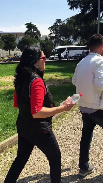 Pas protestës shoqëria civile shpërndan ujë për policinë (Video)