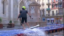 Surfer en ville ? Ce rider réalise l'impossible avec un surf à moteur !