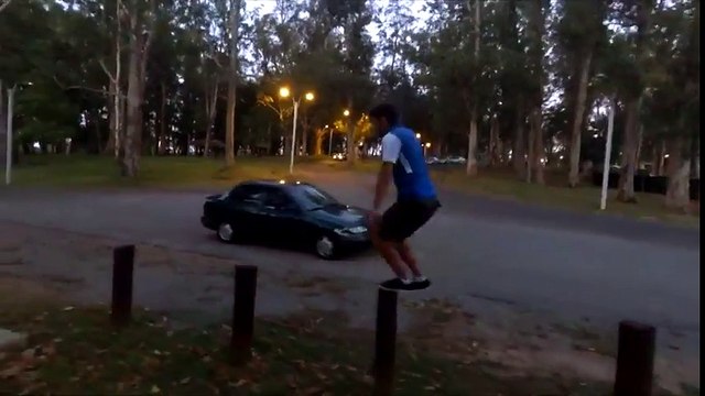 Saut raté : il prend le poteau entre les jambes... AIE !