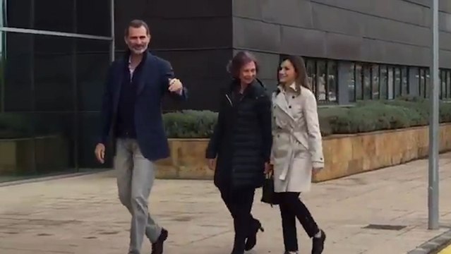 Los reyes y la reina Sofía llegan juntos al hospital
