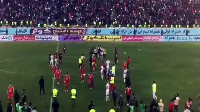 شادی بازیکنان و هواداران پرسپولیس بعد از مسجل شدن قهرمانی لیگ برتر