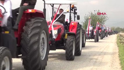 Manisa Traktörlü Gelin Konvoyu İlgi Çekti