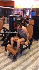 Quand tu mets trop lourd à la salle de musculation