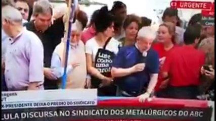 Gleisi cheira Lula e diz tá com cheiro de cachaça