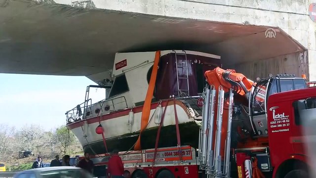 Tekne taşıyan çekici üst geçide takıldı - TEKİRDAĞ