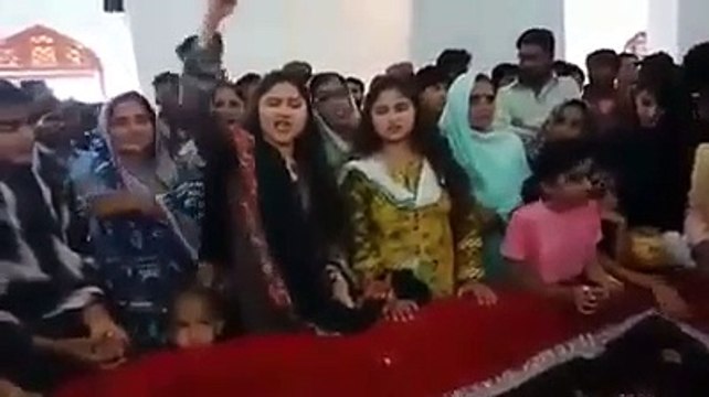 Female Worker Badly Cursing Asif Ali Zardari