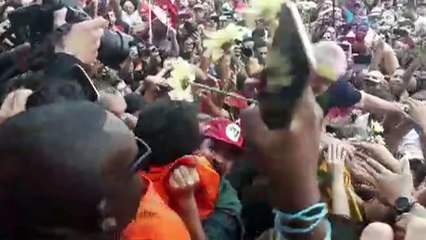 Lula é carregado nos braços de partidários