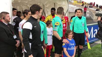Entrée des artistes du FC Varenne sur la pelouse du stade Robert Diochon