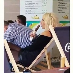 Elle a l'air de beaucoup aimer sa glace elle.