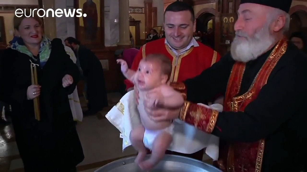 Voilà comment on baptise les bébés en Georgie... Taré!