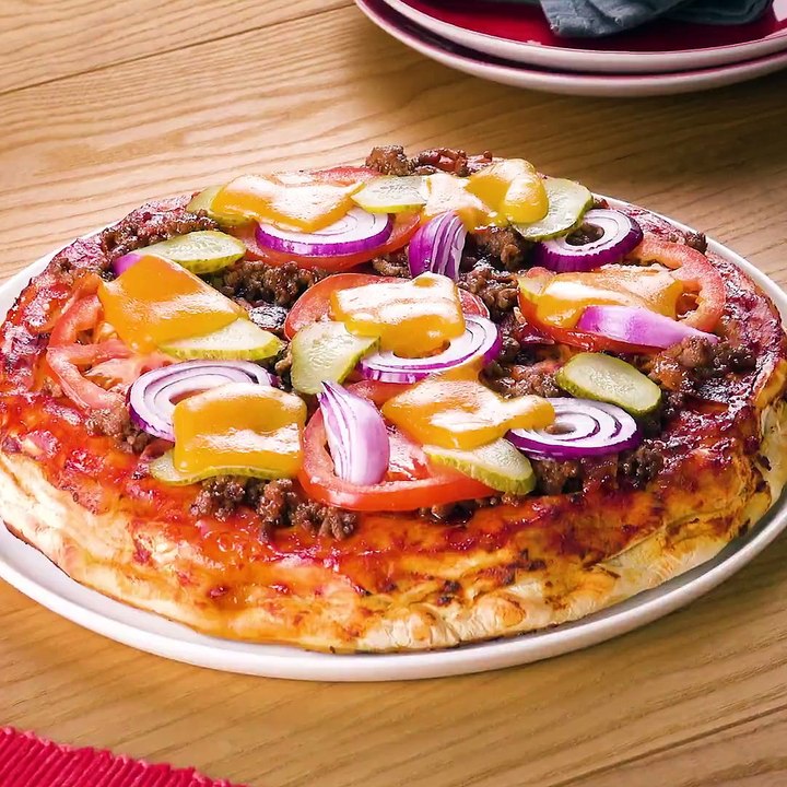 Mix aus Pizza & Cheeseburger stürmt das Internet!   Auf Pinterest merken: http://bit.ly/2JqwuzhHier gibt's das ganze Rezept: