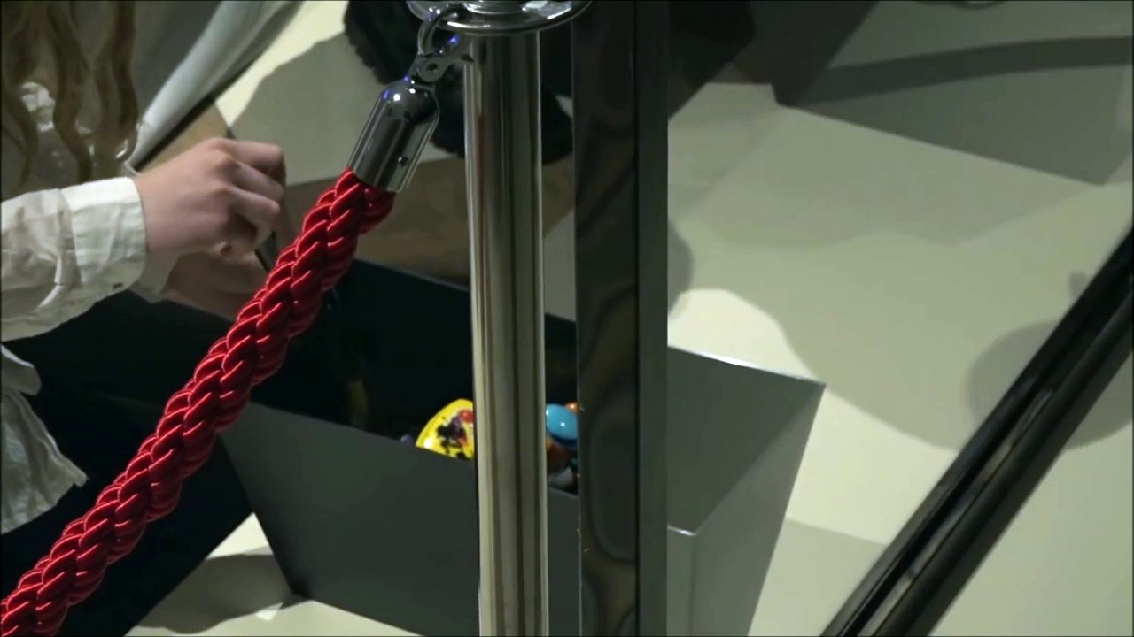 Dans un musée de la ville de Riga en Lettonie, l’artiste Arturs Berzins a réalisé une performance sur le cannibalisme