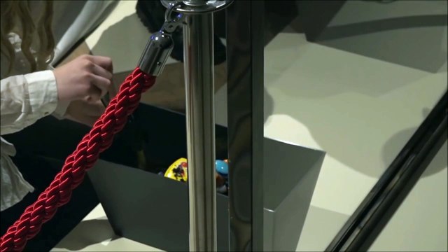 Dans un musée de la ville de Riga en Lettonie, l’artiste Arturs Berzins a réalisé une performance sur le cannibalisme