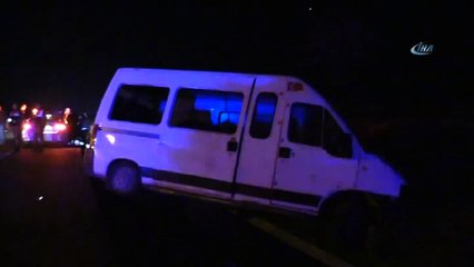 Otomobil ile işçi servisi çarpıştı: 3’ü ağır 17 yaralı